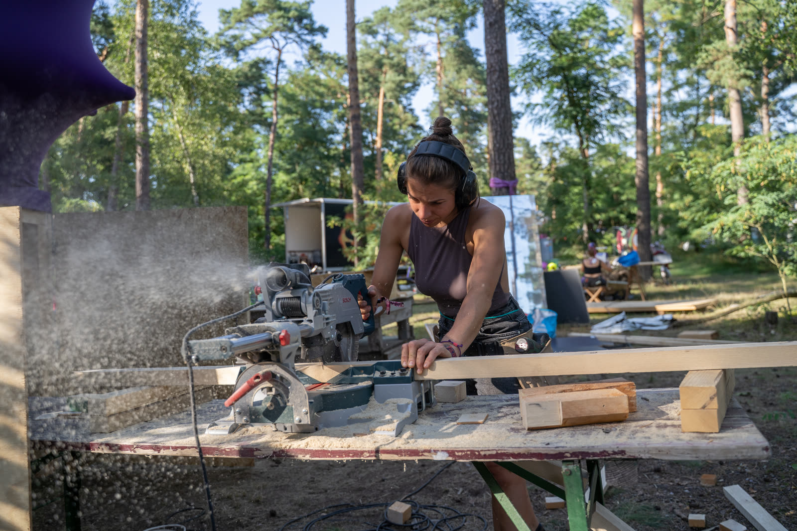 Beim Aufbau wird Holz gesägt