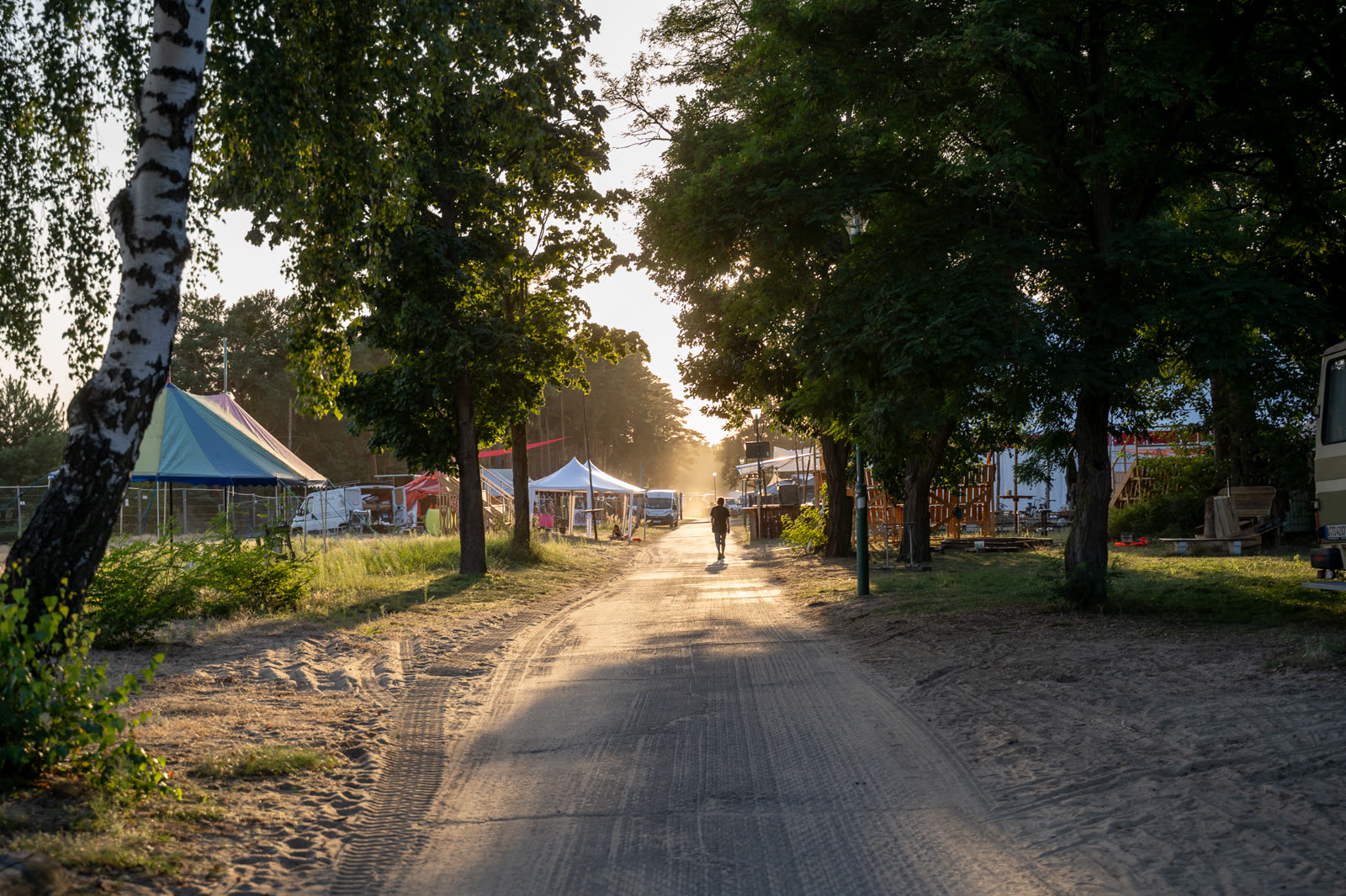 Der Weg über das Gelände im Abendlicht